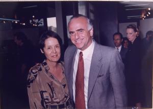 Heloisa Vilhena, à época trabalhando como assessora de Relações Exteriores, posa para foto ao lado do ministro da Educação, Paulo Renato de Souza.